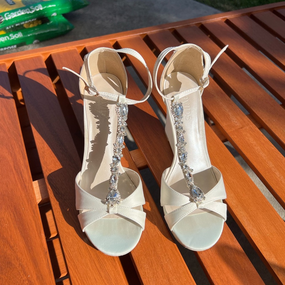 David’s Bridal Ivory Lulu Wedges Size 7